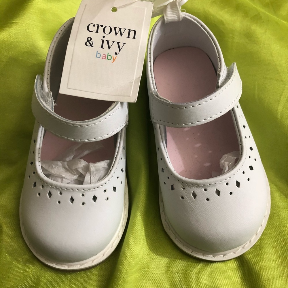 Crown & Ivy baby shoes 🤍